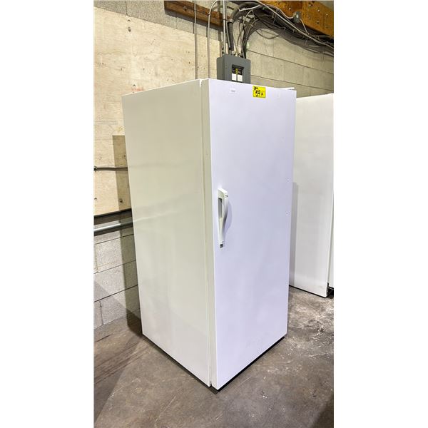 WOODS 27"W REFRIGERATOR