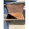 Image 11 : LOT OF VINTAGE TRUNKS