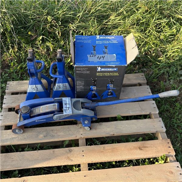 MICHELIN - FOUR 3 1/2 TON FLOOR STANDS NEW AND 1/2 TON FLOOR JACK