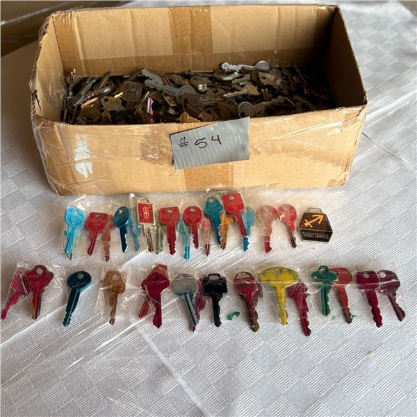 LOT OF VINTAGE CAR KEYS