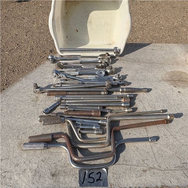 LOT OF SPEED BARS / 3/8 AND 1/2 IN. RATCHETS / EXTENSIONS