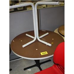 Lot of 2 Round Tables