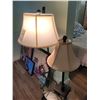 Image 3 : Lamp Table & Lamp B