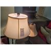 Image 4 : Lamp Table & Lamp B