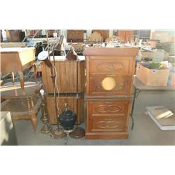 Lot of 3 Tables, & 4 Lights, 3 Night Stands