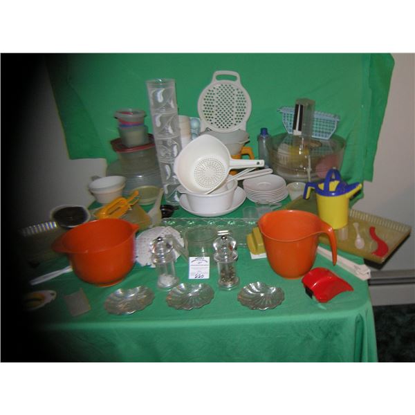 Large group of vintage plastic ware and accessories