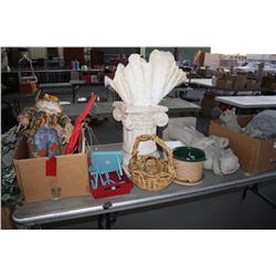 Table Lot Of Outdoor Statues & Figurines