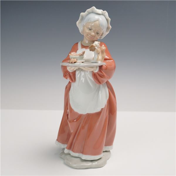 Lladro Porcelain Figurine Mrs. Santa Claus 01006893