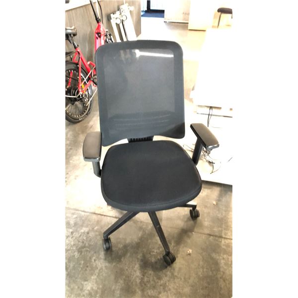 BLACK MID-BACK REV. TASK CHAIR