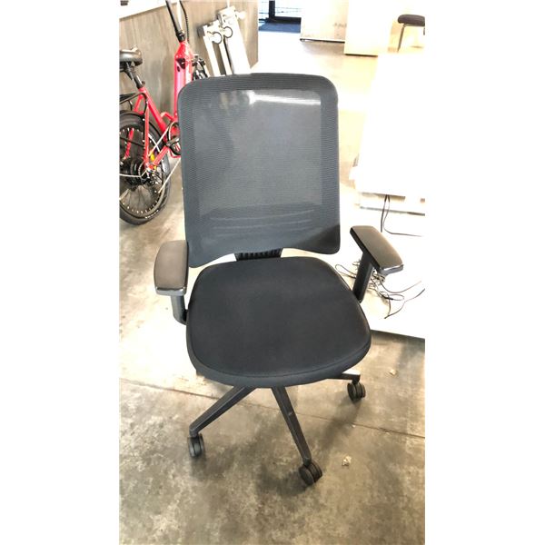 BLACK MID-BACK REV. TASK CHAIR
