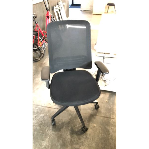 BLACK MID-BACK REV. TASK CHAIR