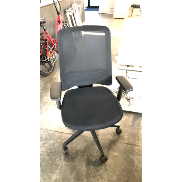 BLACK MID-BACK REV. TASK CHAIR