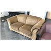 Image 2 : BROWN FABRIC LOVE SEAT D40" X W77" X H35"