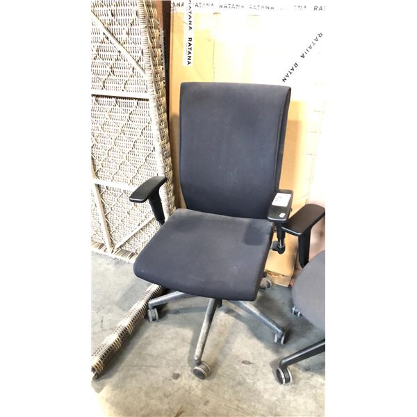 BLACK MID-BACK TASK CHAIR