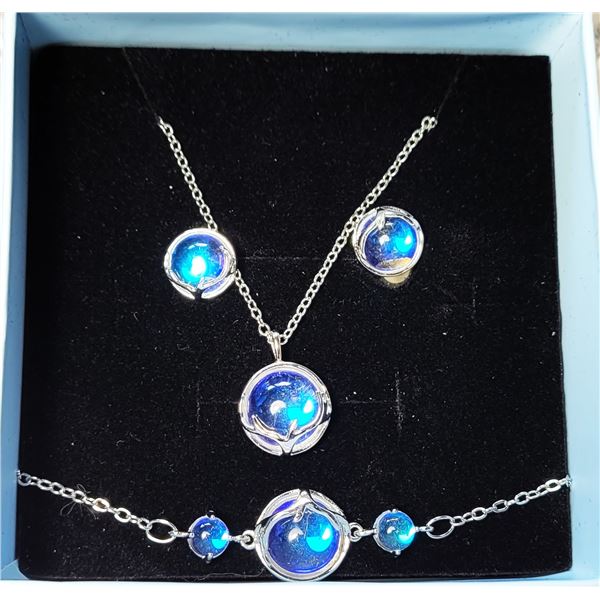 17)  SET OF SILVER TONE WITH ROUND ROCK