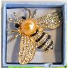 Image 1 : BEE BROOCH FILLED WITH BLACK AND CLEAR