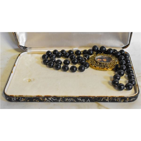 LADIES FASHION BEADS WITH VINTAGE