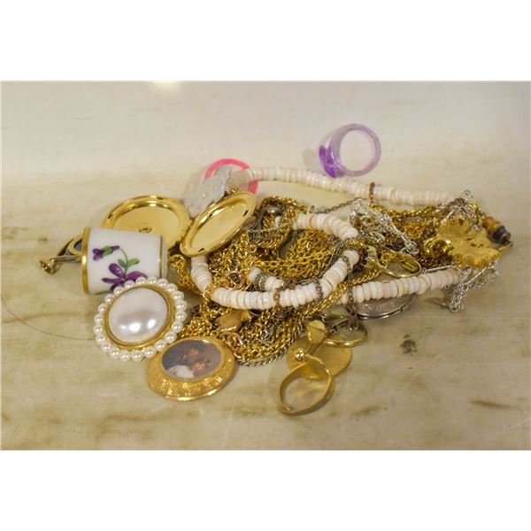 VINTAGE JEWELRY /INCLUDING LOCKETS