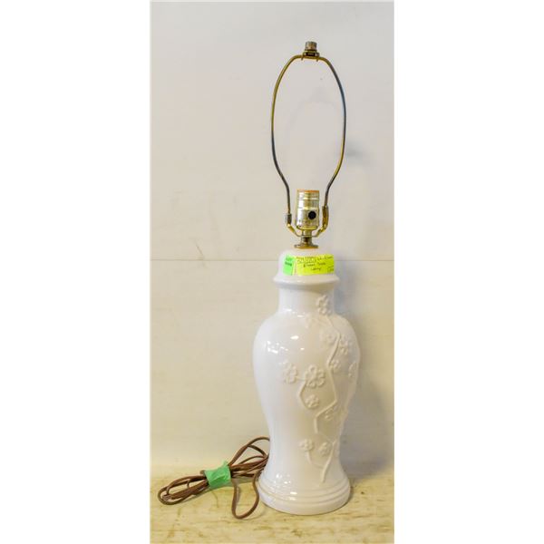 WHITE CERAMIC FLORAL TABLE LAMP