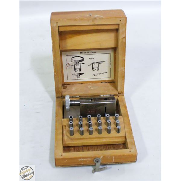 VINTAGE GEM WATCH/HAND TIGHTENING