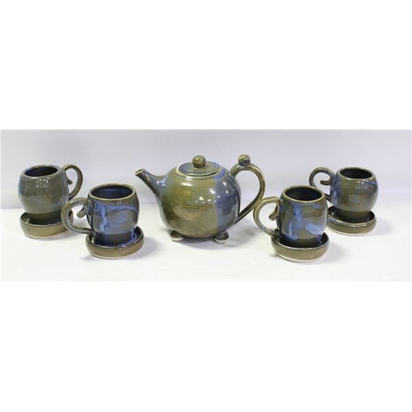 POTTERY TEAPOT WITH FEET SET