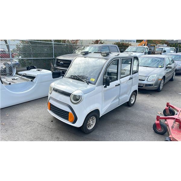MECO WHITE & GREY, 4DR MINI ELECTRIC CAR, RUNS, SOME DAMAGE, NEEDS REPAIR *NO KEY, NO CHARGER*
