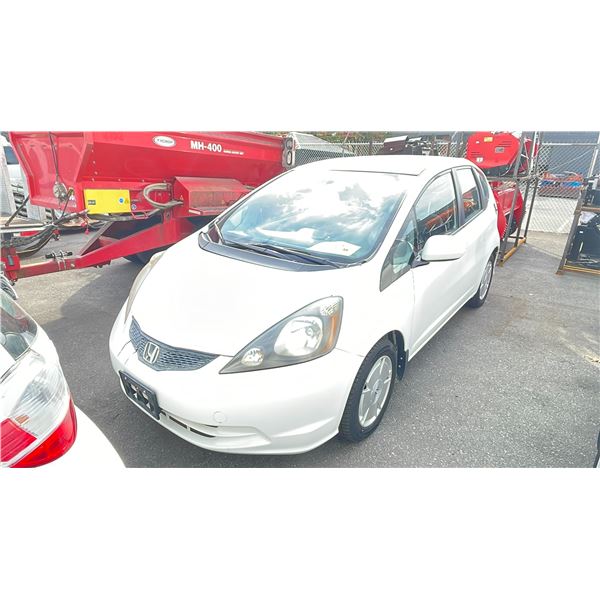 2011 HONDA FIT, 4DRSW, WHITE, VIN JHMGE8H50BC801378,