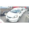 Image 1 : 2009 HONDA FIT, 4DRSW, WHITE, VIN JHMGE88529S804363,