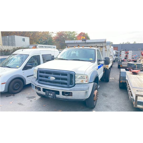 2006 FORD F450 XL SUPERDUTY, 2DR DUMP TRUCK, WHITE, VIN 1FDXF46P96ED34348,