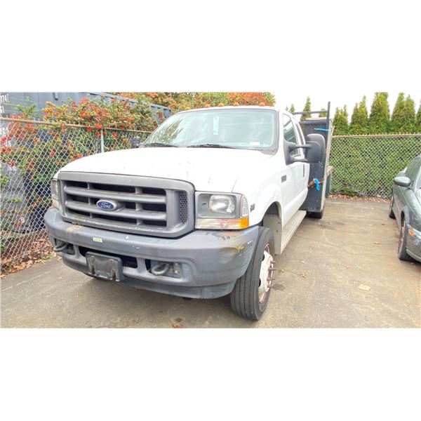 2002 FORD F-450 XL SUPERDUTY, 4DR FLATDECK, WHITE, VIN 1FDXX46S12ED21377,
