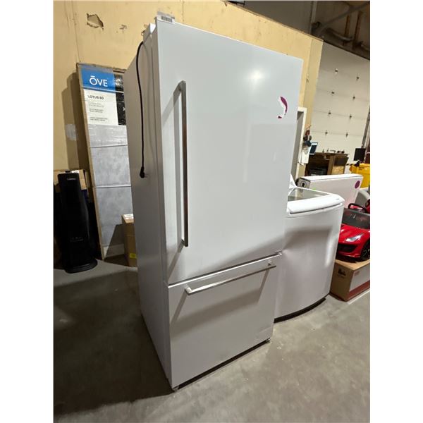 Marathon MFF179WBM-RH 18 cu. ft. Bottom Mount Frost Free Refrigerator