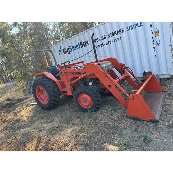 Kobota LA650 tractor with bucket with Forklift attachment