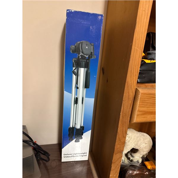Deluxe  lightweight video/photo tripod