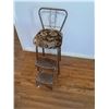 Image 2 : Vintage stepstool  up