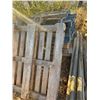 Image 4 : Pallets and fence posts
