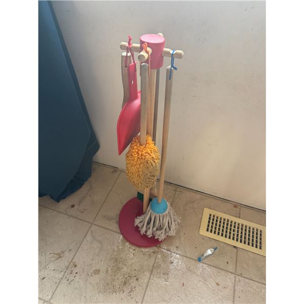 Melissa and Doug Broom mop, cleaning stand