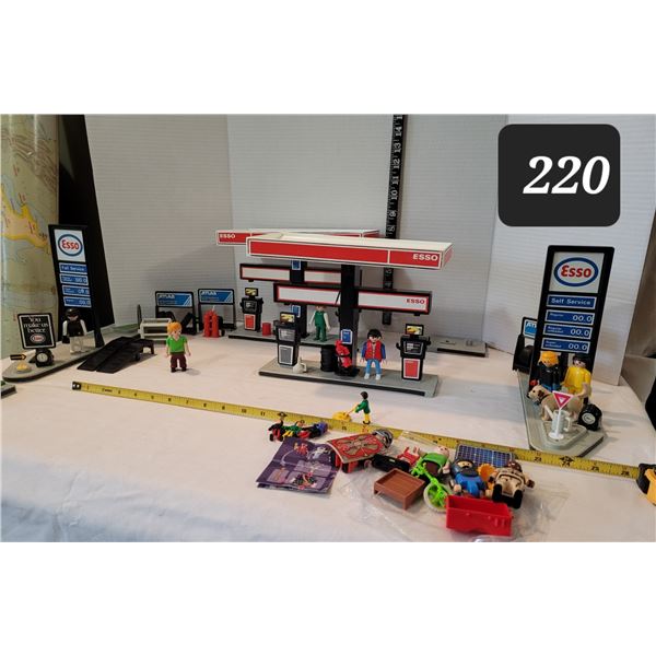 Playmobil Esso station with vintage & new accessories.