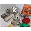 Image 5 : Assorted vintage & newer cookie cutters.