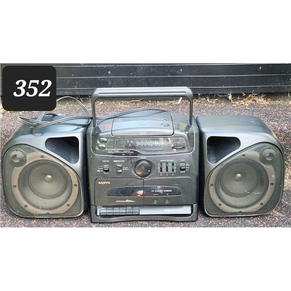 Sanyo boom box. AM/ FM, cassette tape & CD. Detachable speakers