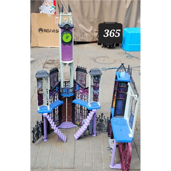 Monster High Deluxe.  High School Gothic Castle.