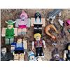 Image 3 : Roblox figurines.