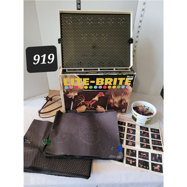 1970's Lite-Brite, pegs & papers.