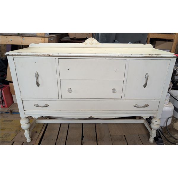 White Dresser w/ Glass Knobs (Fine Condition) (53"x36"x19")