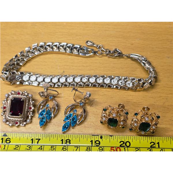 Necklace, brooch and 2 pairs of earrings