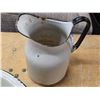 Image 4 : Enamel ware pots and pitcher