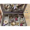 Image 2 : Vintage jewelery box with contents