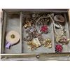Image 4 : Vintage jewelery box with contents