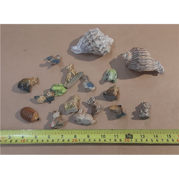 (15) Wade Figures and Vintage Natural Conch Shell.