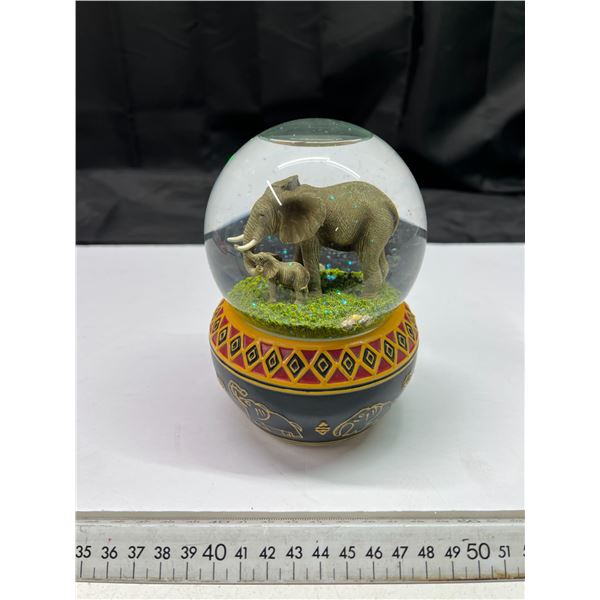 Musical Glitter Elephant Waterglobe