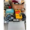 Image 2 : LOT OF VINTAGE CAMERAS AND ACCESSORIES